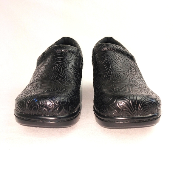 NWOT Yuü 'Bethanee' Black Tooled Faux Leather Clogs Sz. 6 - Picture 2 of 11